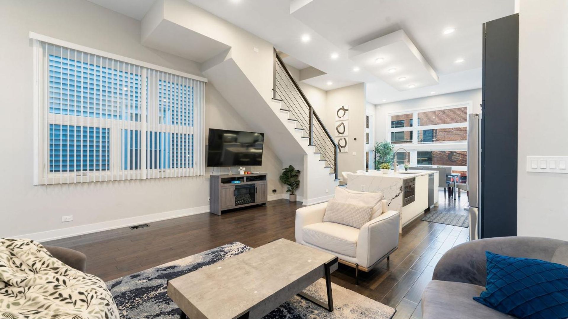 Magnificent New W/8 Beds & Free Parking