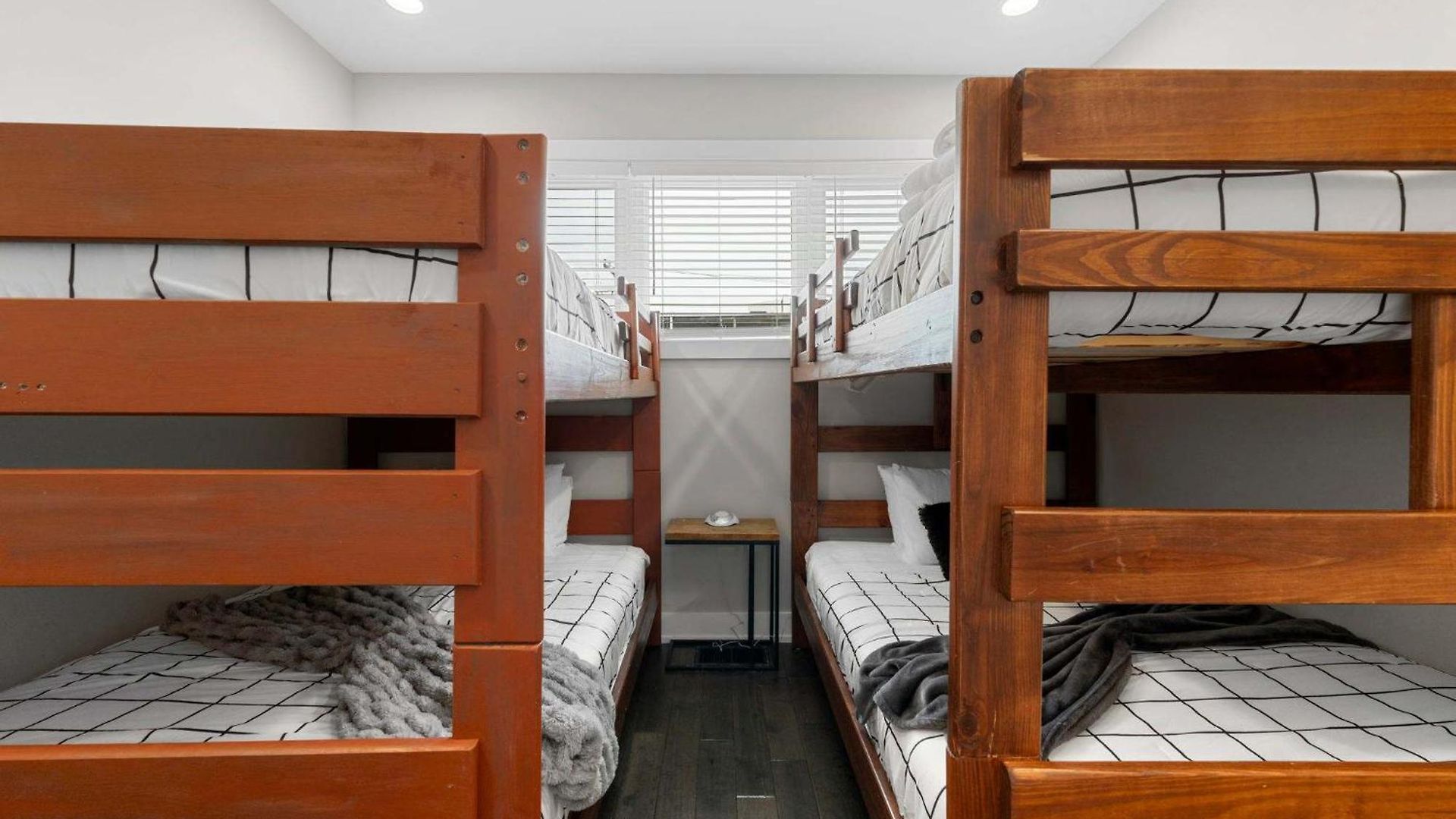 Magnificent New W/8 Beds & Free Parking *