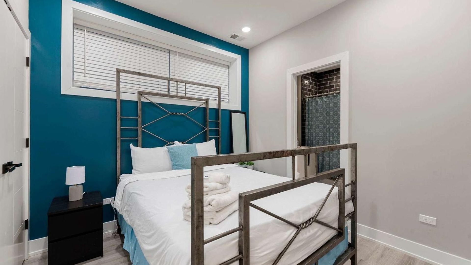 Magnificent New W/8 Beds & Free Parking Chicago