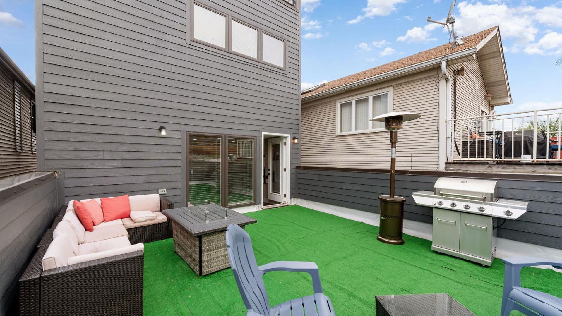 Magnificent New W/8 Beds & Free Parking *
