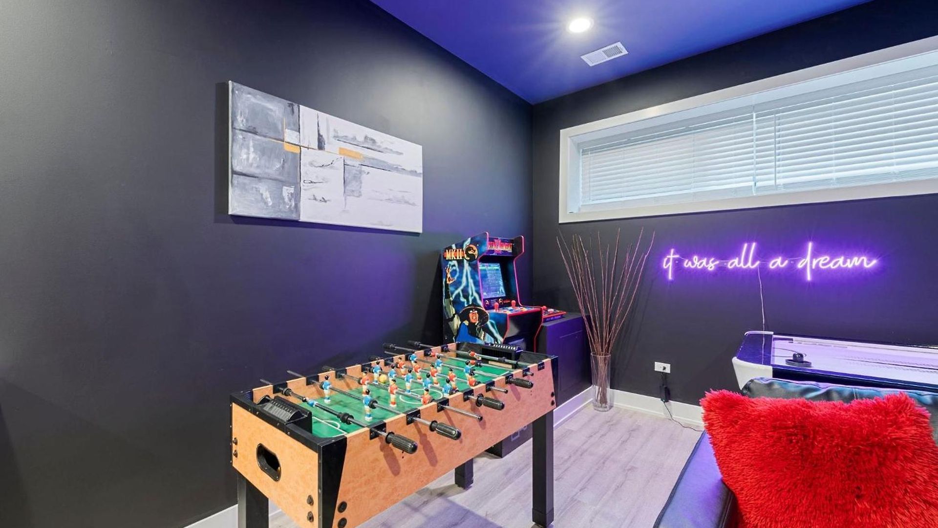 Magnificent New W/8 Beds & Free Parking Chicago