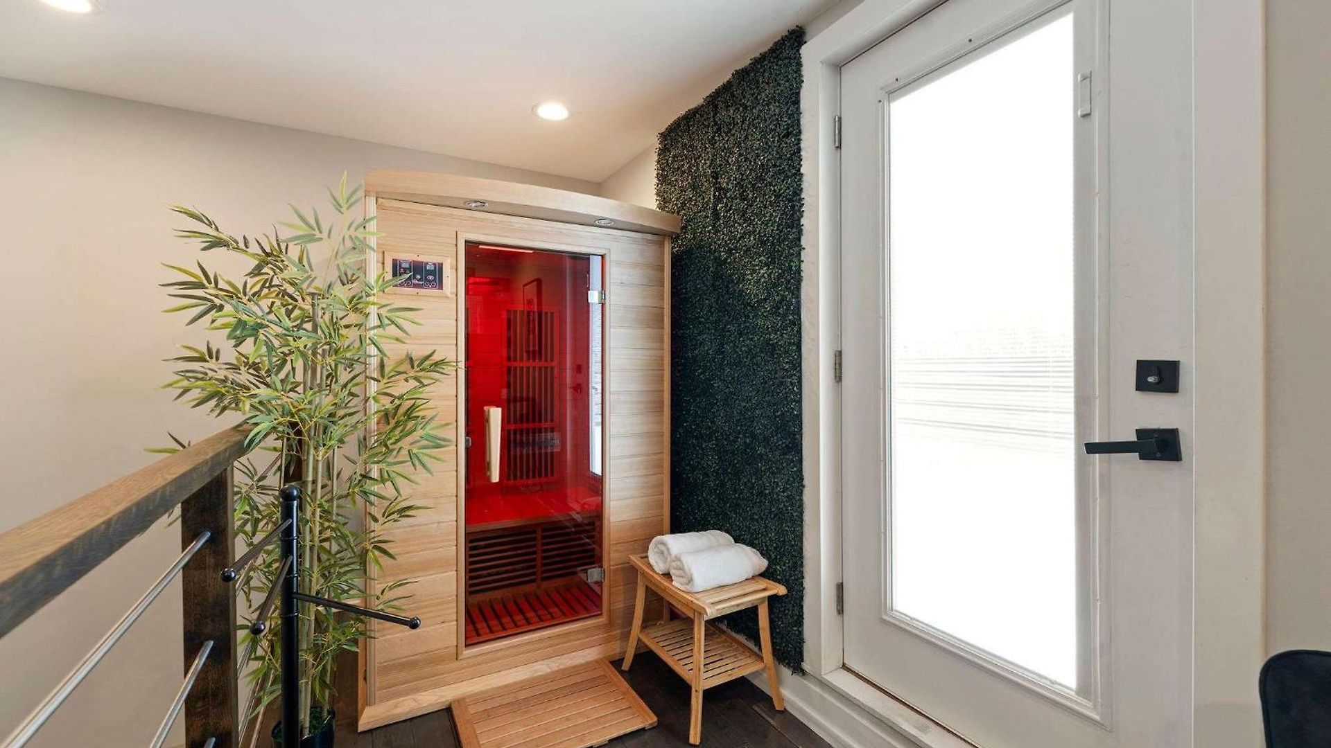 Magnificent New W/8 Beds & Free Parking *