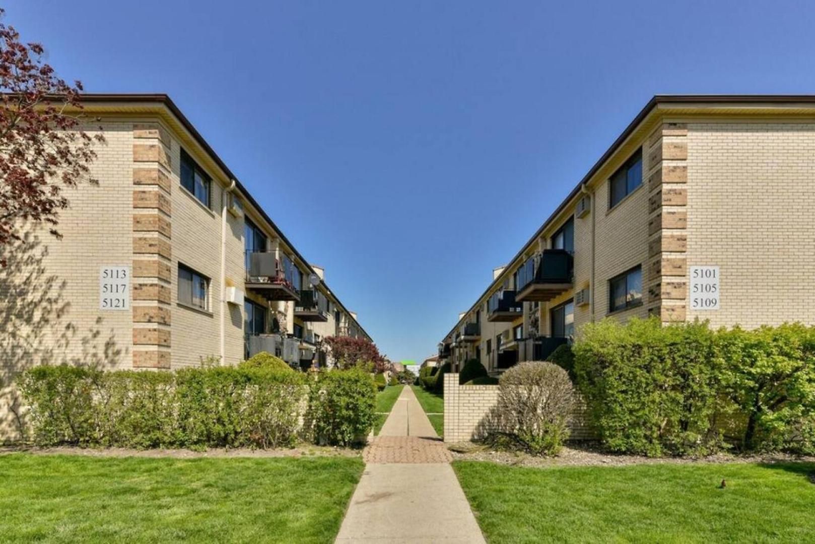 Apartment Mins From O'hare • Safe Location • Private Parking *