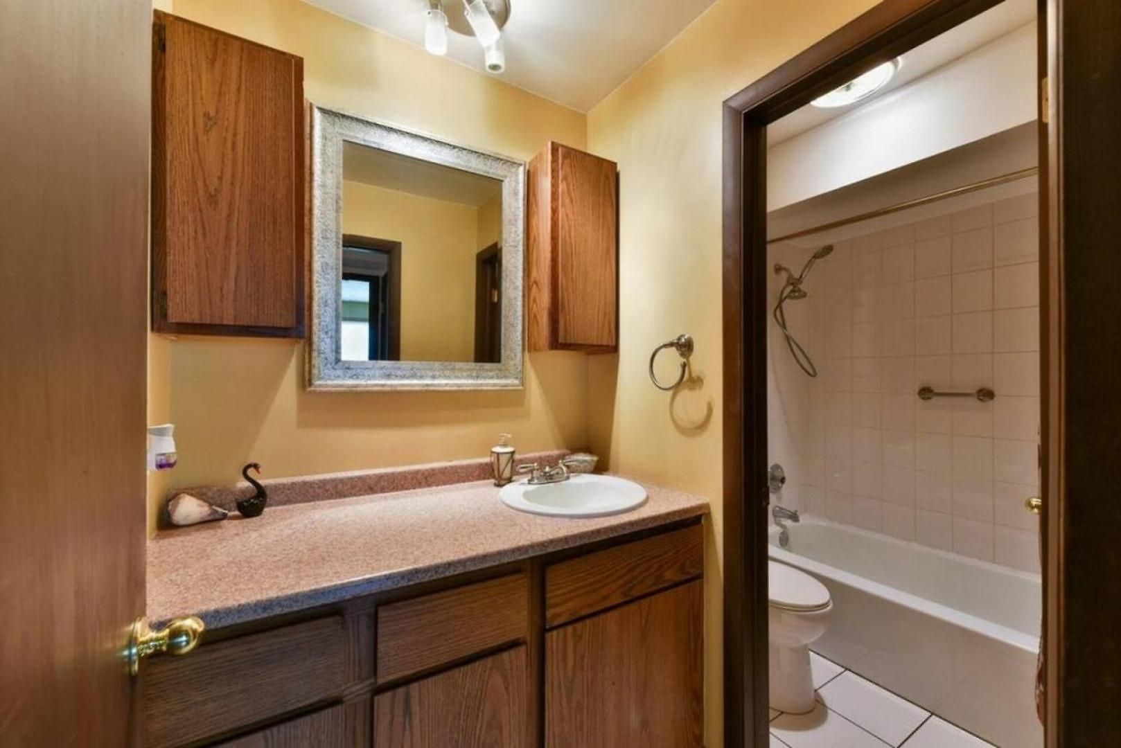 Mins From O'hare • Safe Location • Private Parking Apartment Chicago