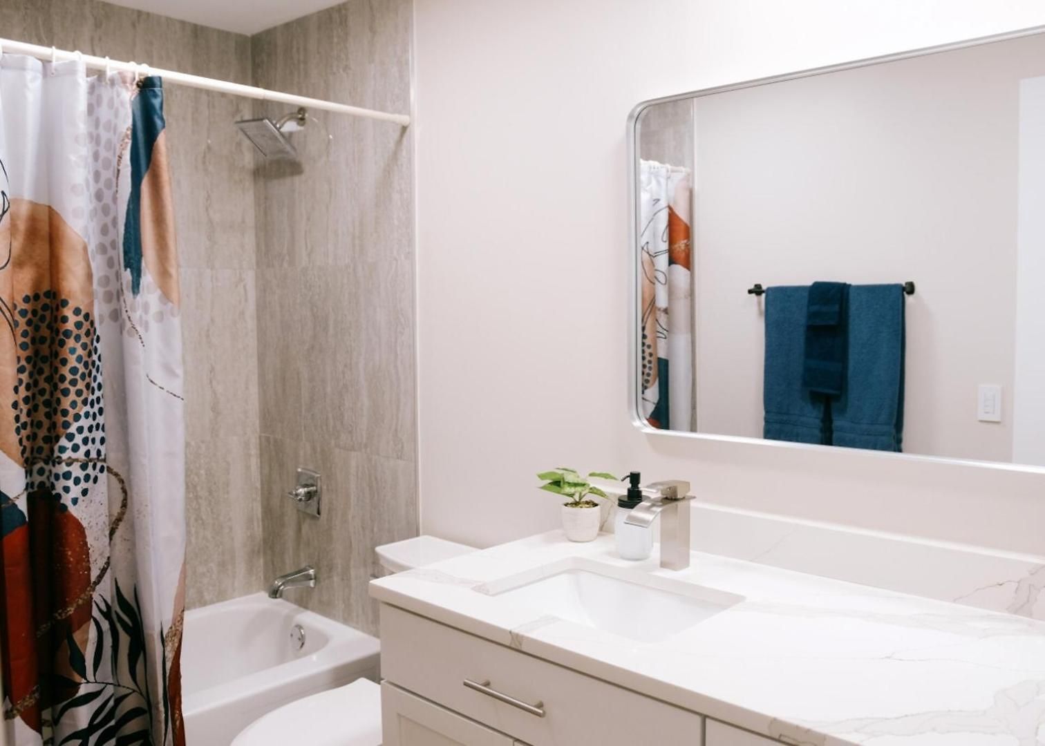 Apartment Modern • Safe Near O'hare *