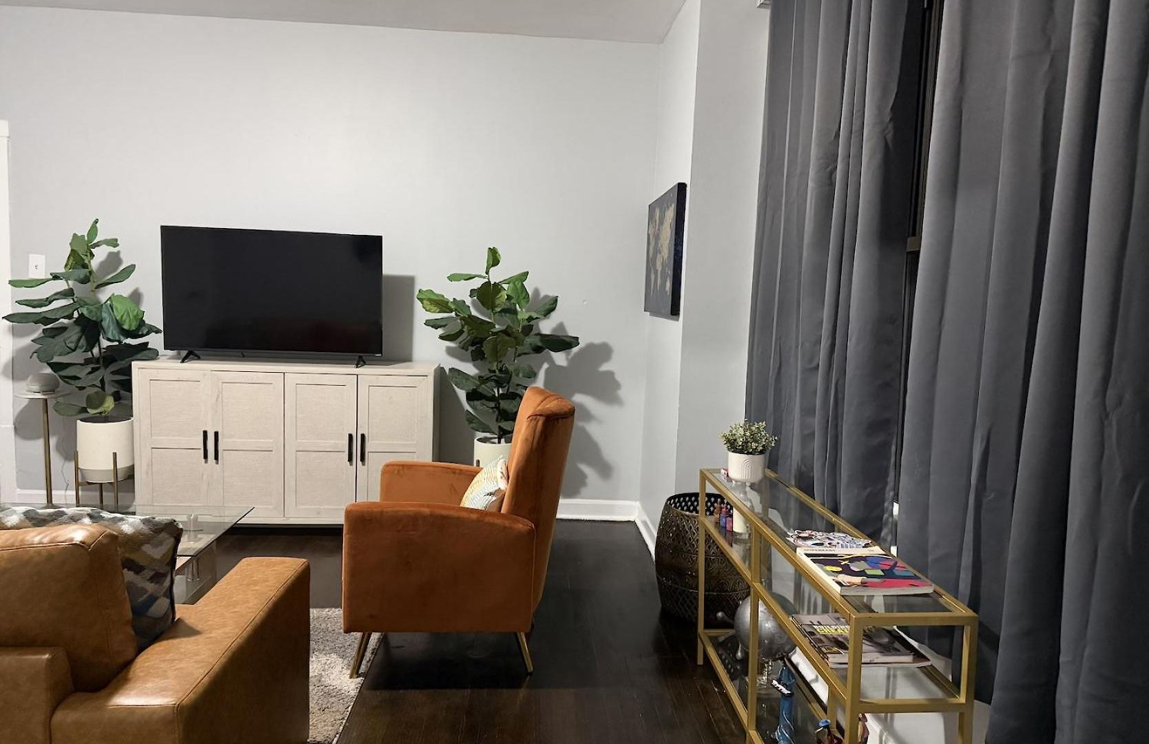 2 Bedroom Near U Campus & The Lakefront! Apartment