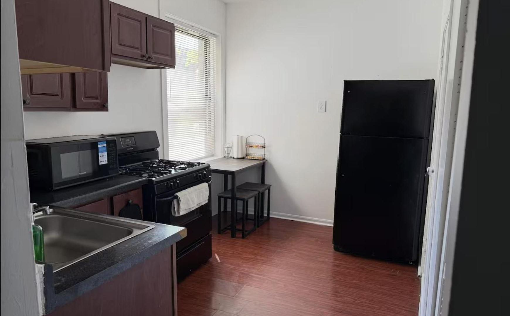 Apartment 2 Bedroom Near U Campus & The Lakefront!