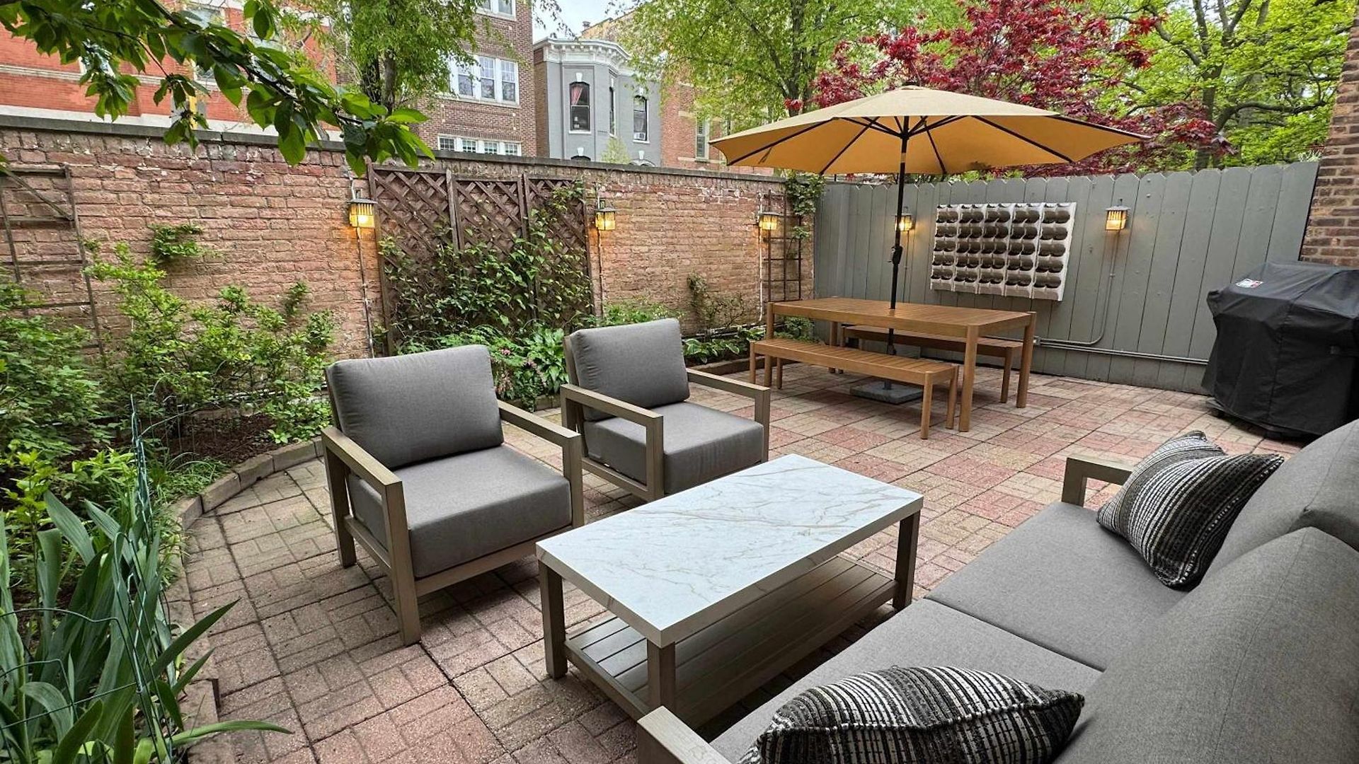 Holiday home 3-story Townhome Free Parking Private Patio Washer-dryer *
