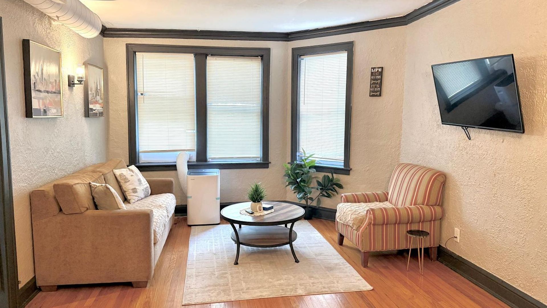 Quiet 1br, Eat-in Kitchen, Close To Midway Apartment