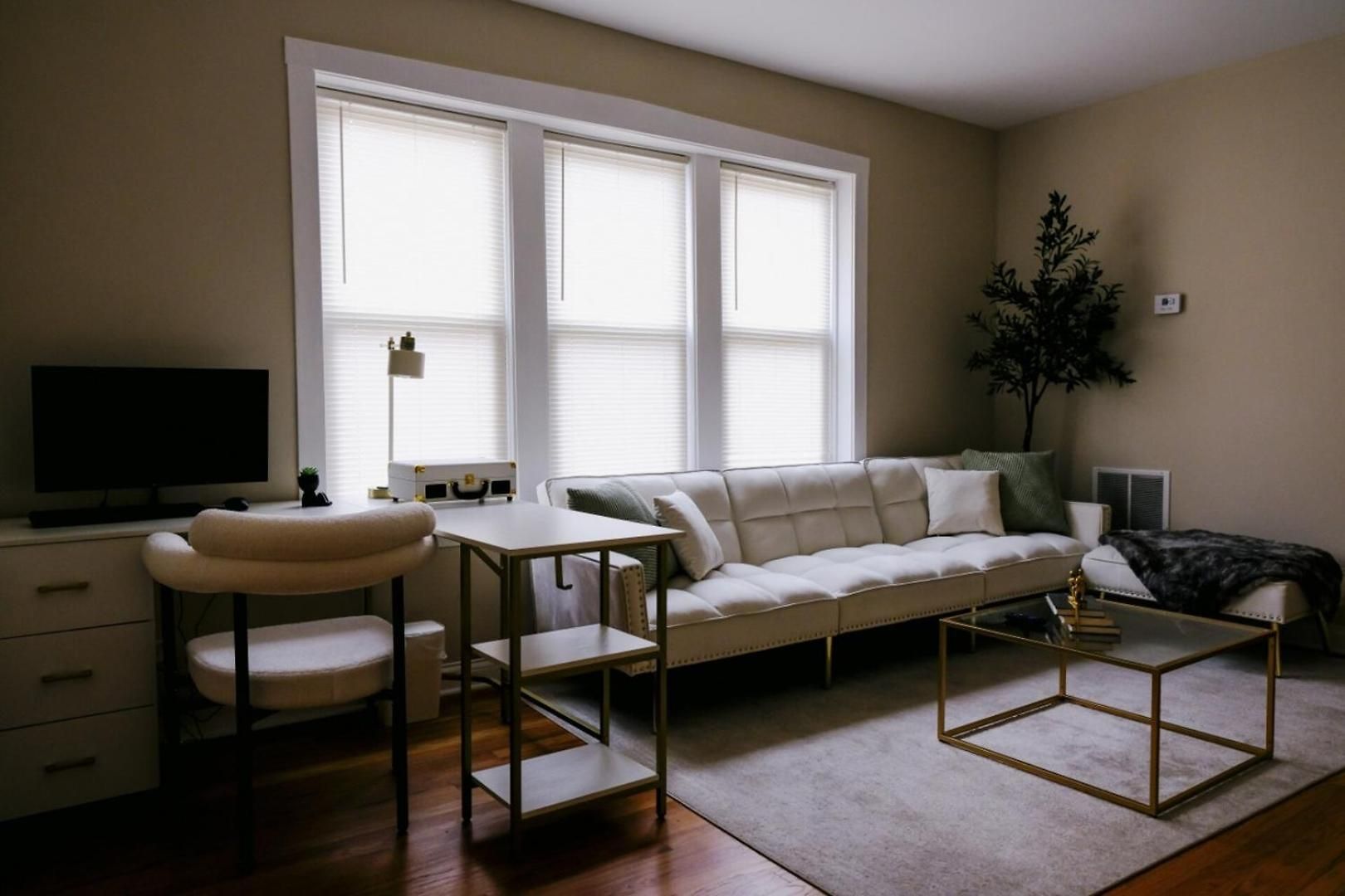 Sleeps 4 • New Modern 1br • Private Workspace Apartment *
