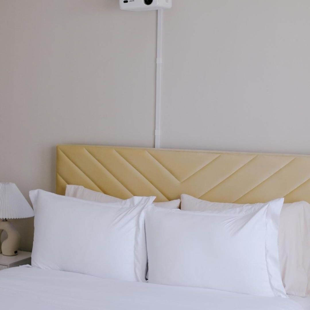 Sleeps 7 • Huge Projector • Designated Workspace Chicago