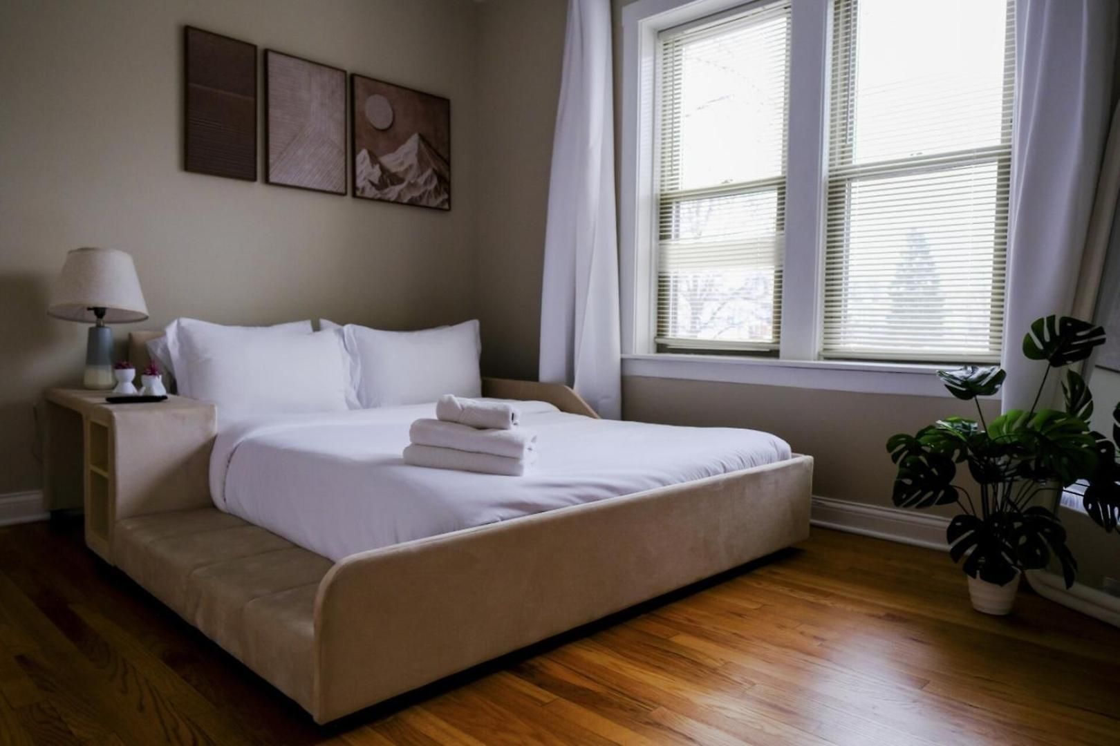 Sleeps 4 • New Modern 1br • Private Workspace Chicago