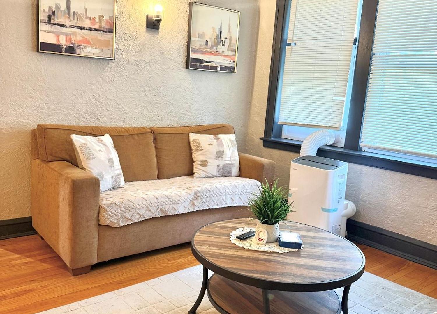 Quiet 1br, Eat-in Kitchen, Close To Midway Chicago