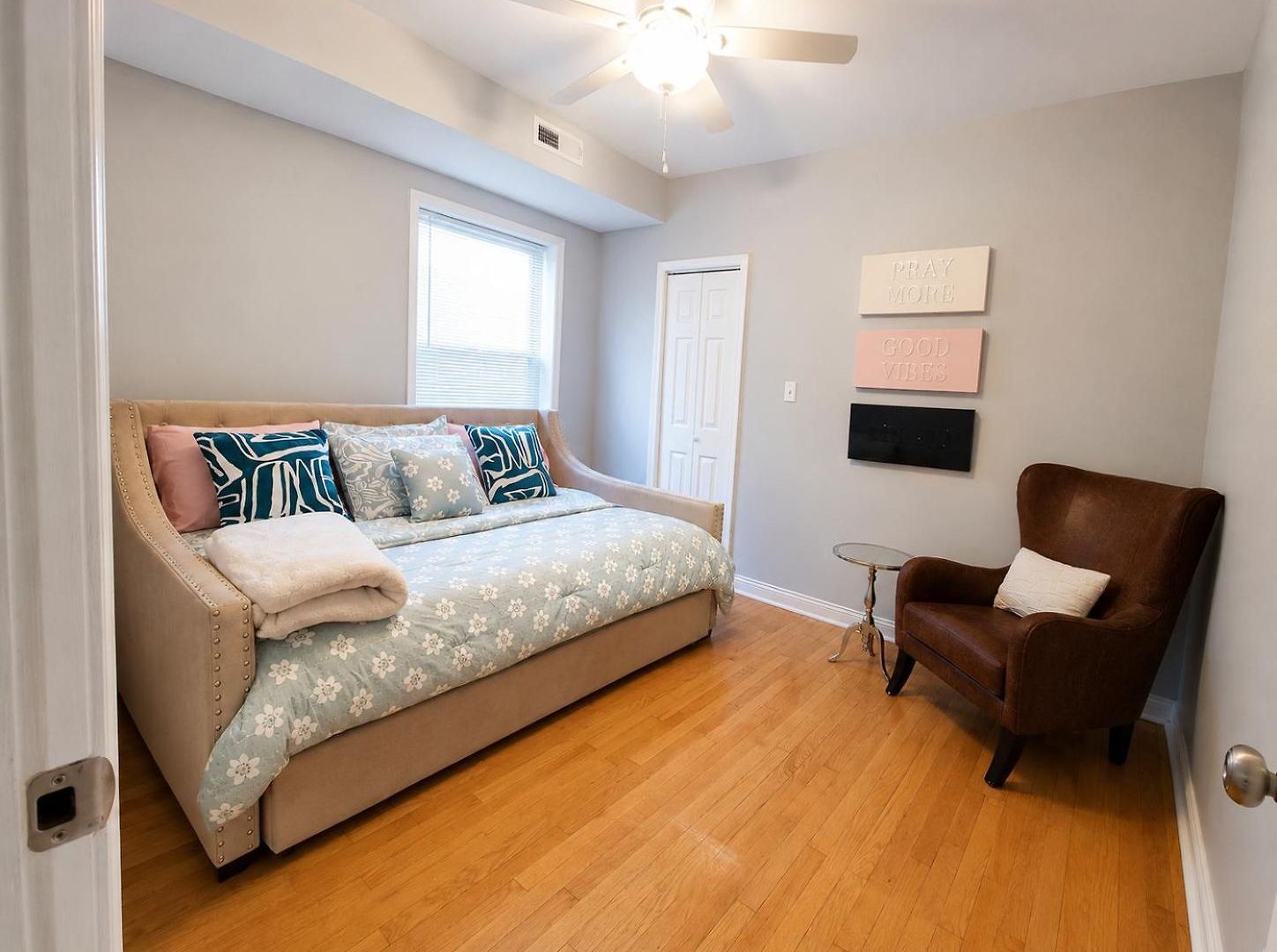 Beautiful Big 3 Bedroom Quiet Near Downtown * Chicago