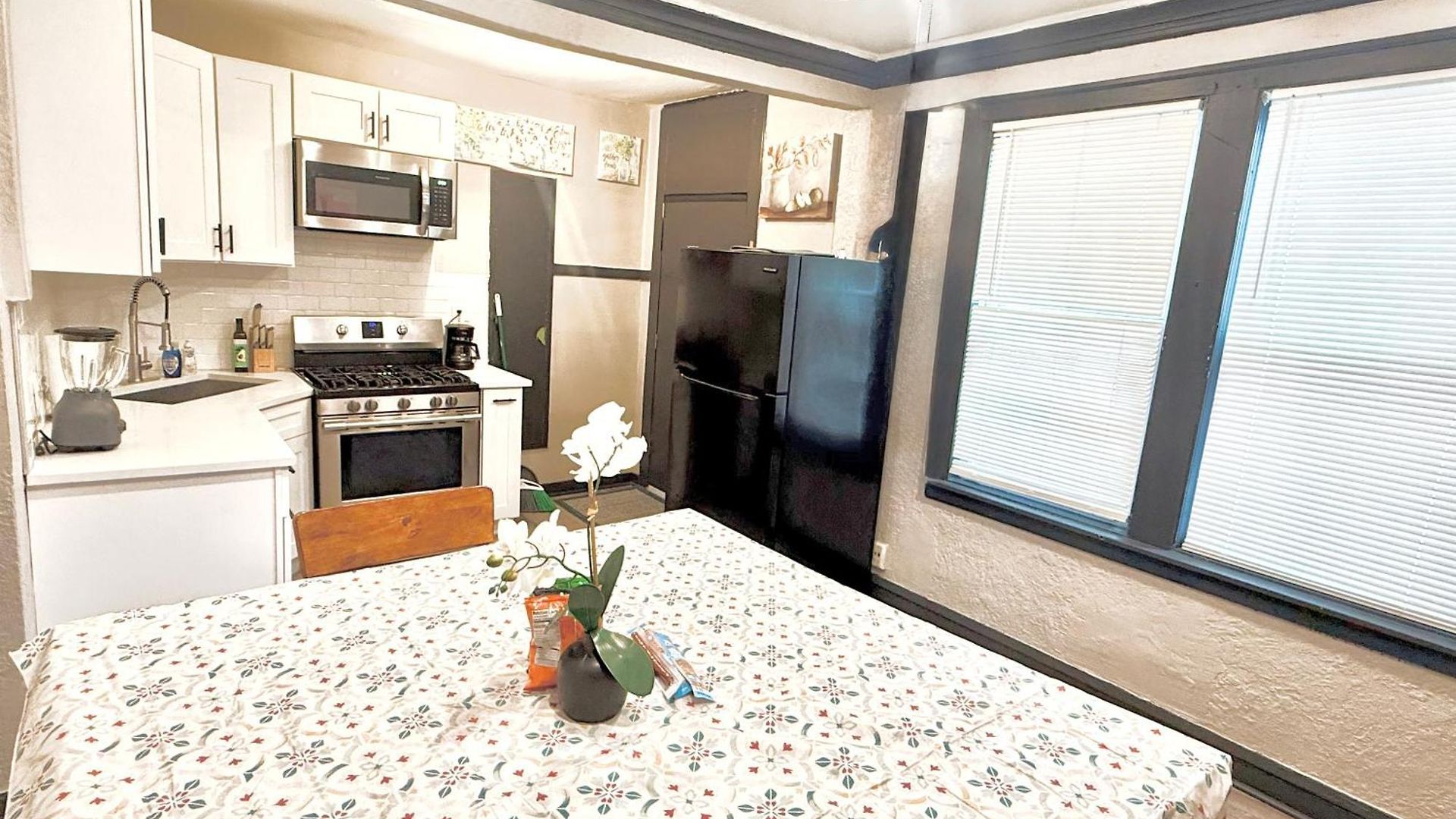 Apartment Quiet 1br, Eat-in Kitchen, Close To Midway