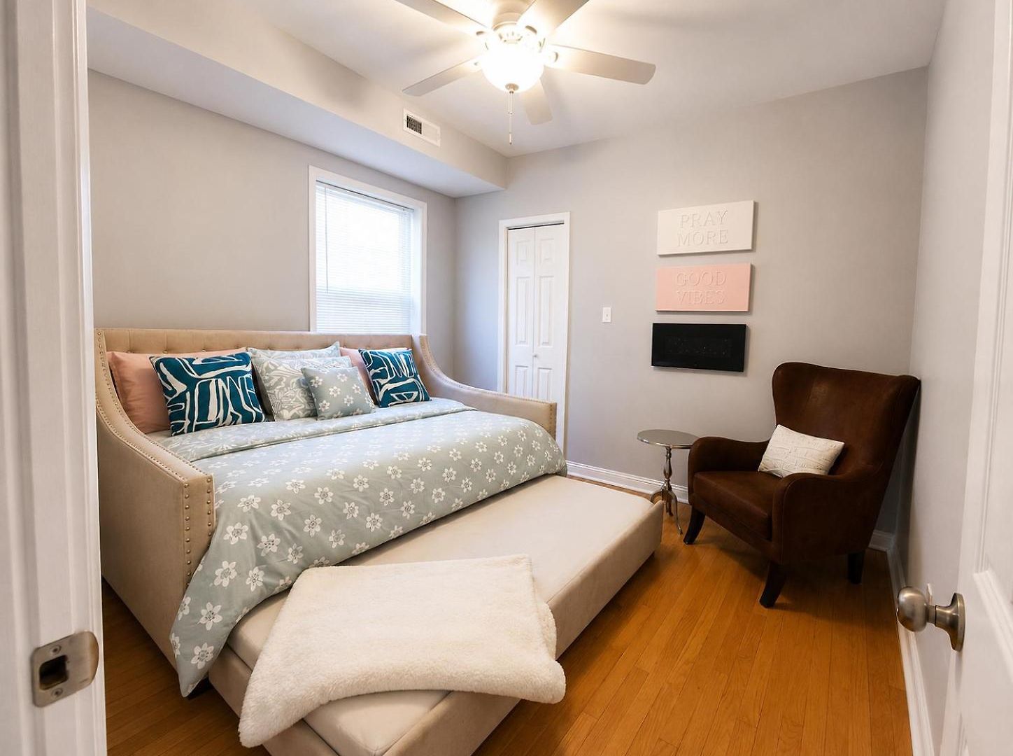 Apartment Beautiful Big 3 Bedroom Quiet Near Downtown