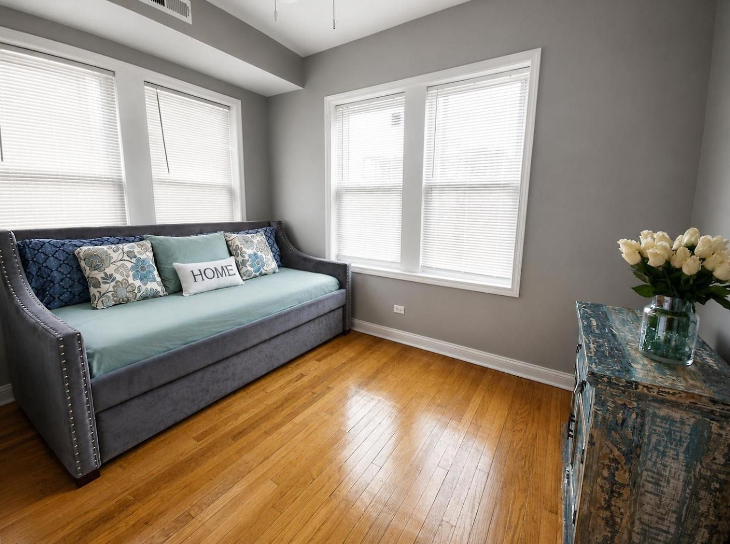 Beautiful Big 3 Bedroom Quiet Near Downtown Apartment