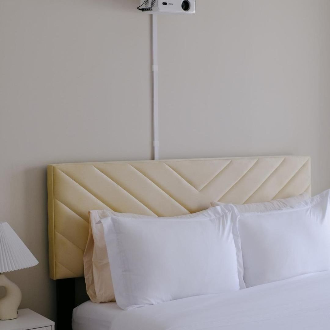 Apartment Sleeps 7 • Huge Projector • Designated Workspace Chicago