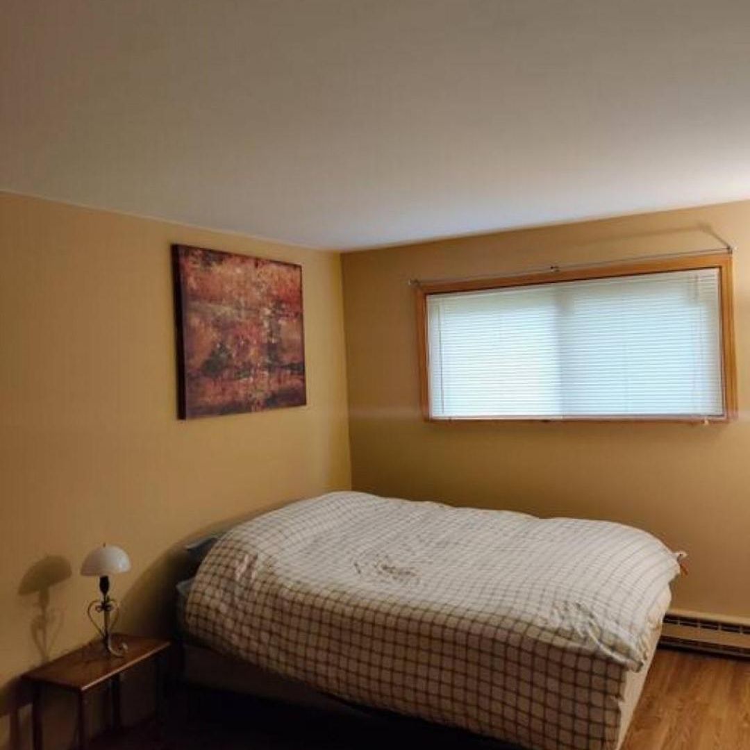 Apartment Mins From O'hare • Safe Location • Private Parking *