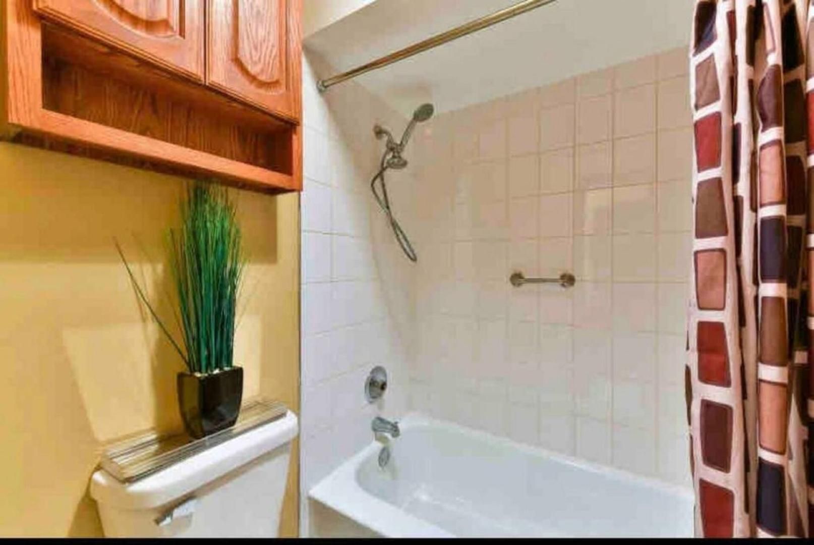Apartment Mins From O'hare • Safe Location • Private Parking *