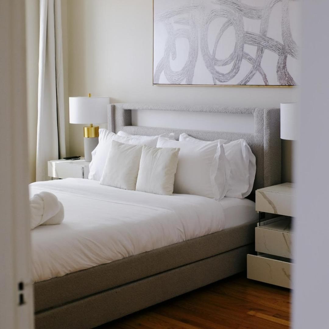 Sleeps 7 • Huge Projector • Designated Workspace Apartment *