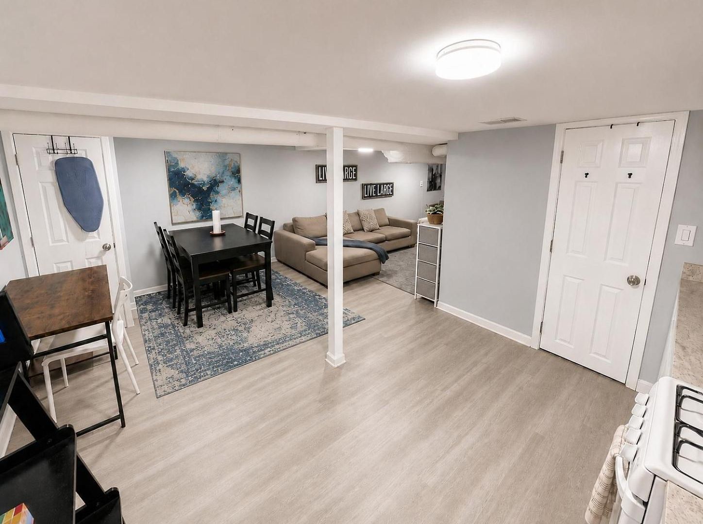 Cozy Logan Square Easy Access Apartment *