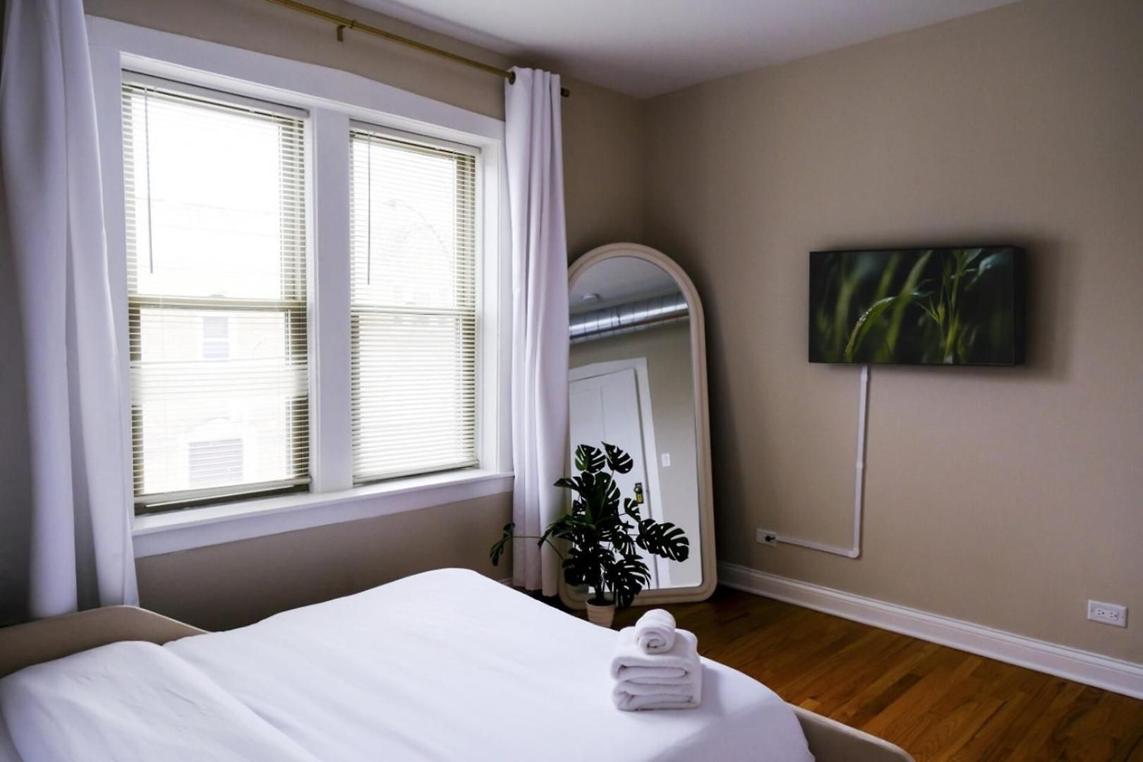 Sleeps 4 • New Modern 1br • Private Workspace *