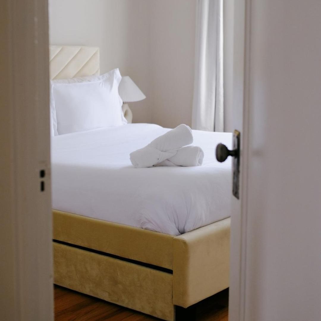 Sleeps 7 • Huge Projector • Designated Workspace Apartment *