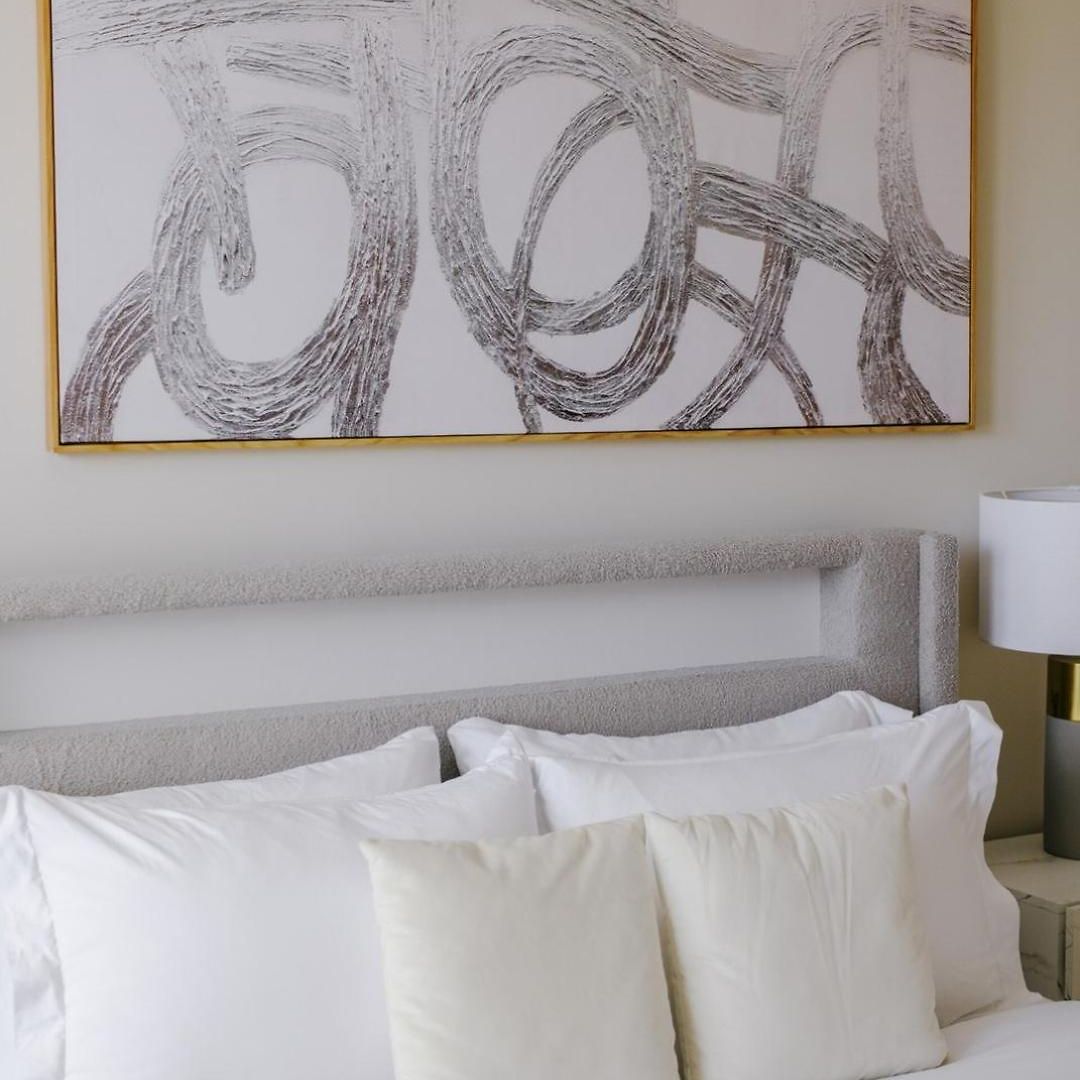 Sleeps 7 • Huge Projector • Designated Workspace Chicago