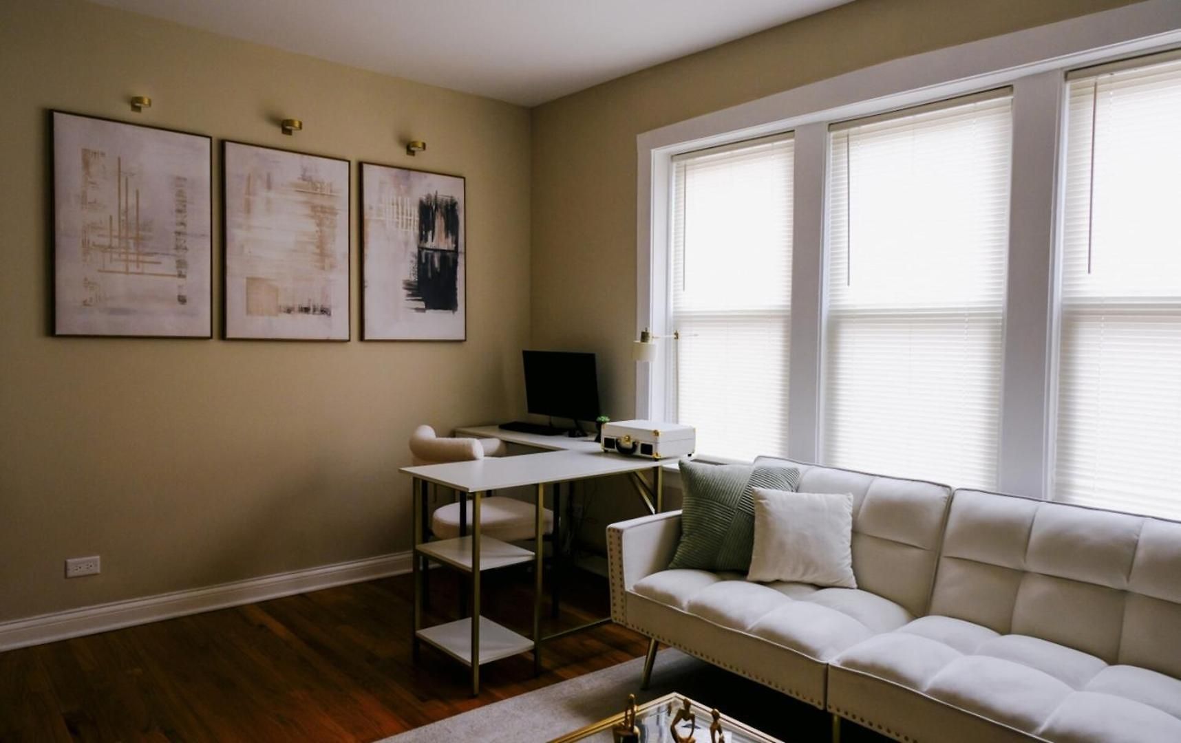 Apartment Sleeps 4 • New Modern 1br • Private Workspace *