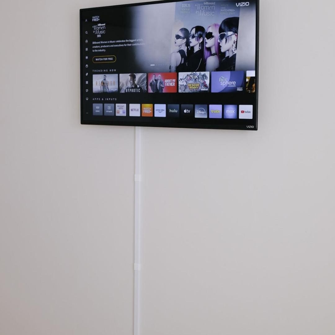 Sleeps 7 • Huge Projector • Designated Workspace Chicago