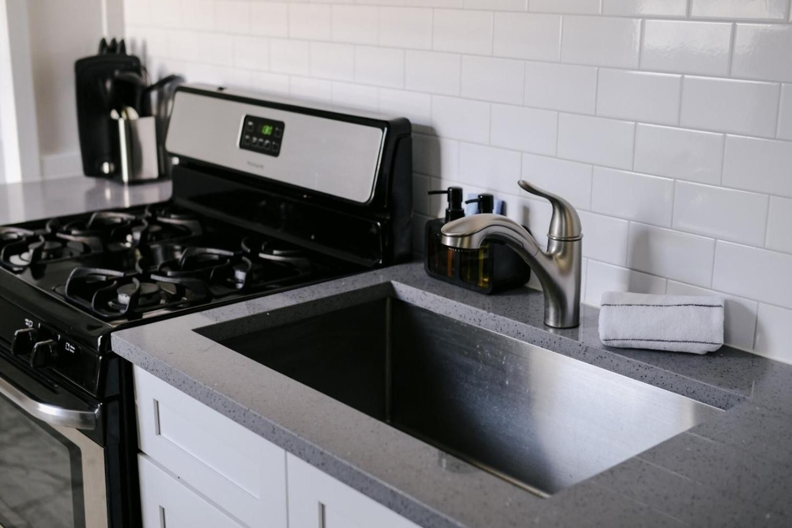 Sleeps 7 • Huge Projector • Designated Workspace Apartment