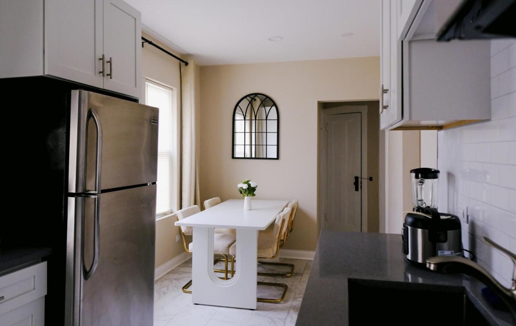 Sleeps 4 • New Modern 1br • Private Workspace Chicago