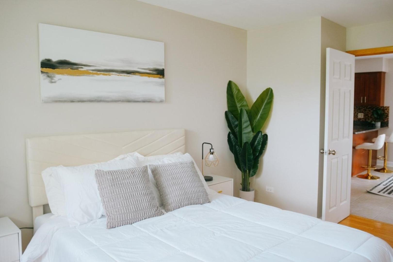 New Modern 3br • Gym • Workspace • Quiet Location Chicago