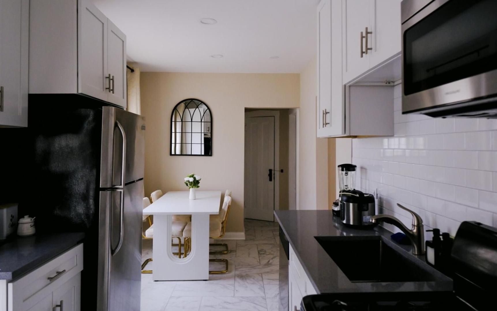 Sleeps 4 • New Modern 1br • Private Workspace Apartment