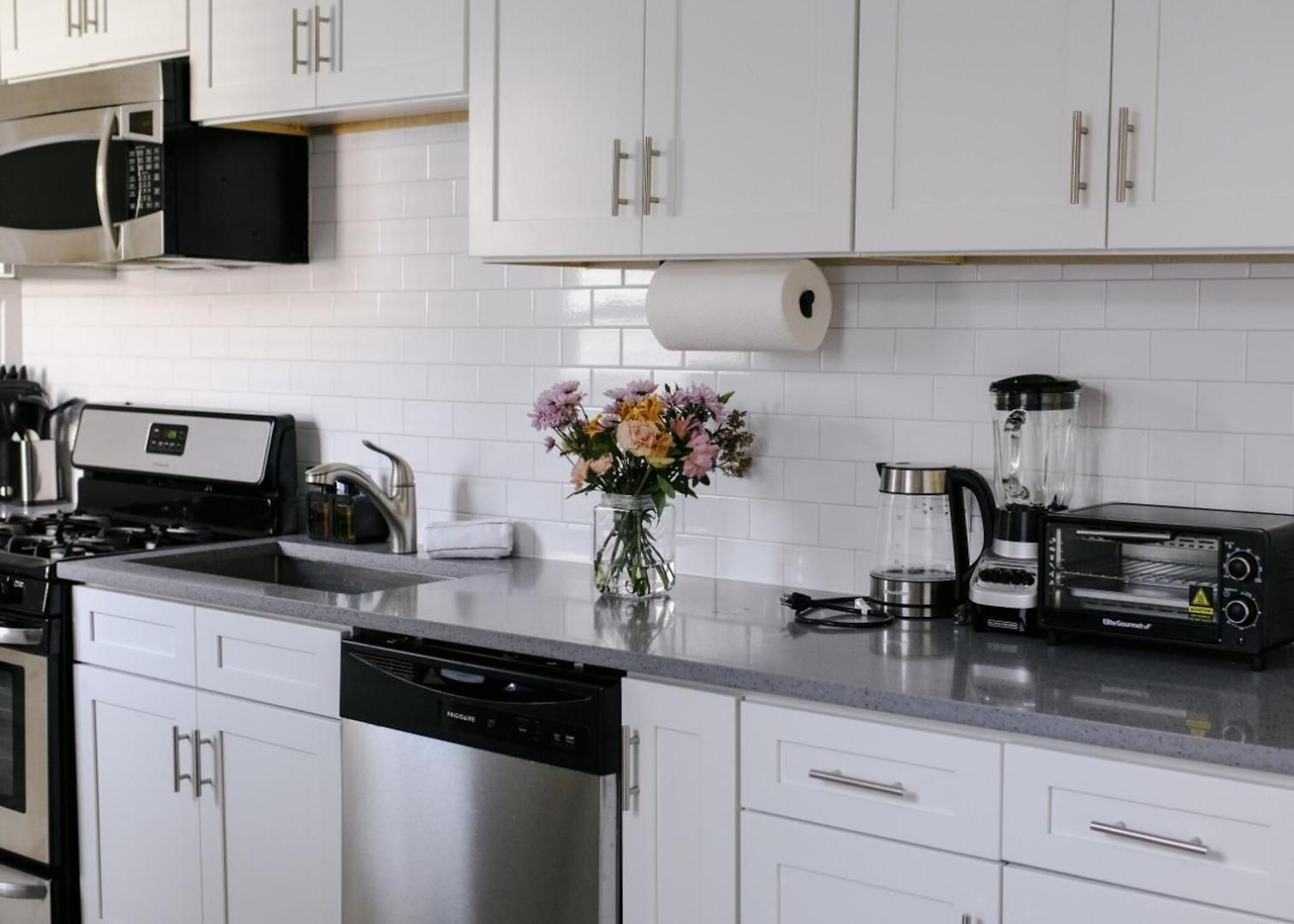 Sleeps 7 • Huge Projector • Designated Workspace Apartment Chicago