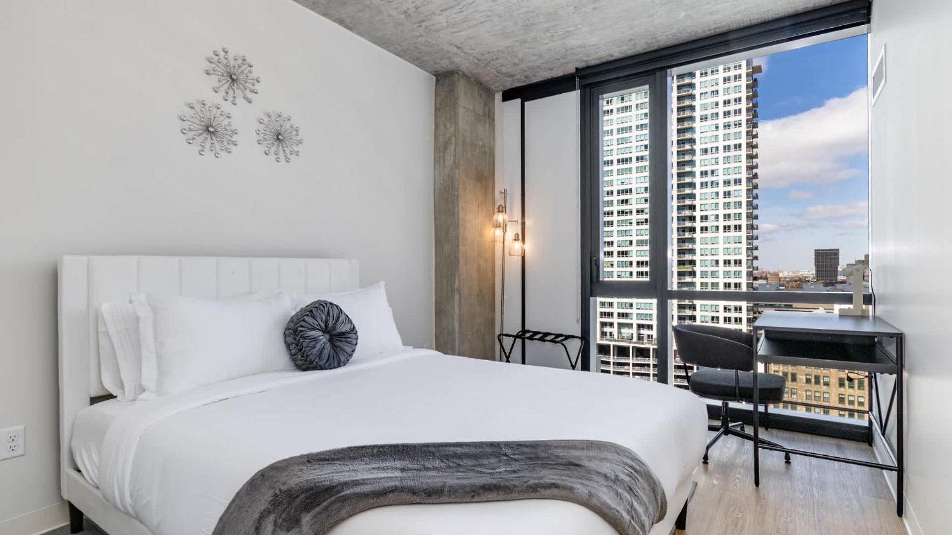 South Loop Rooftop With In & Out Parking 1 Apartment Chicago