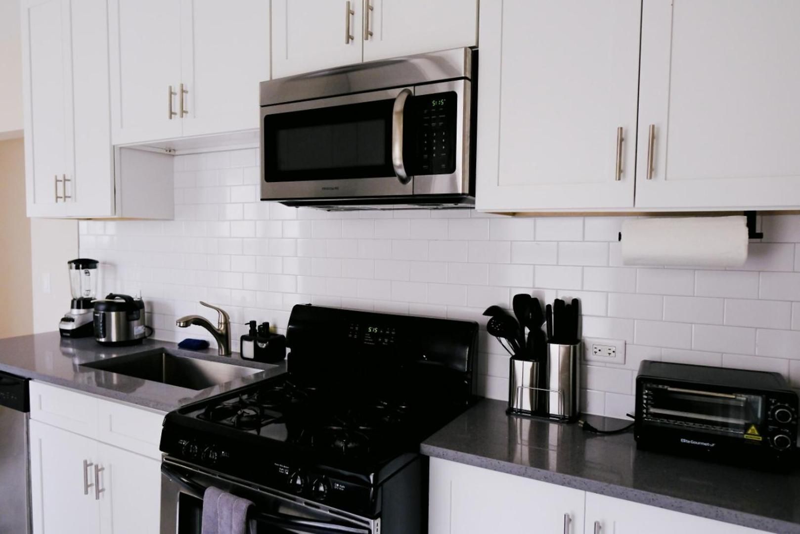 Apartment Sleeps 4 • New Modern 1br • Private Workspace Chicago