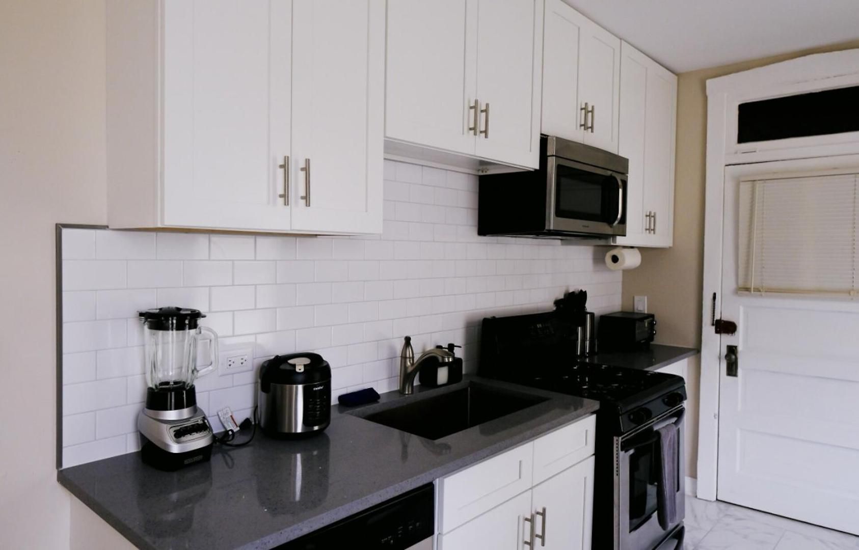 Sleeps 4 • New Modern 1br • Private Workspace Apartment Chicago