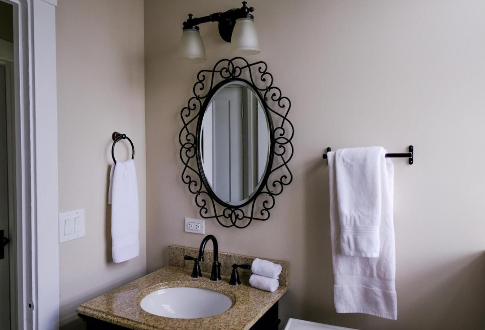 Sleeps 4 • New Modern 1br • Private Workspace Apartment *