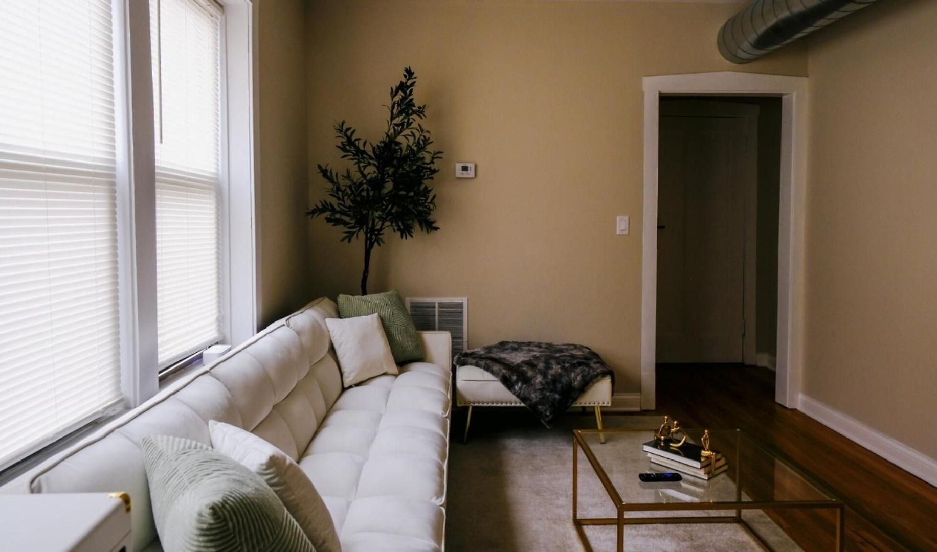 Sleeps 4 • New Modern 1br • Private Workspace Chicago