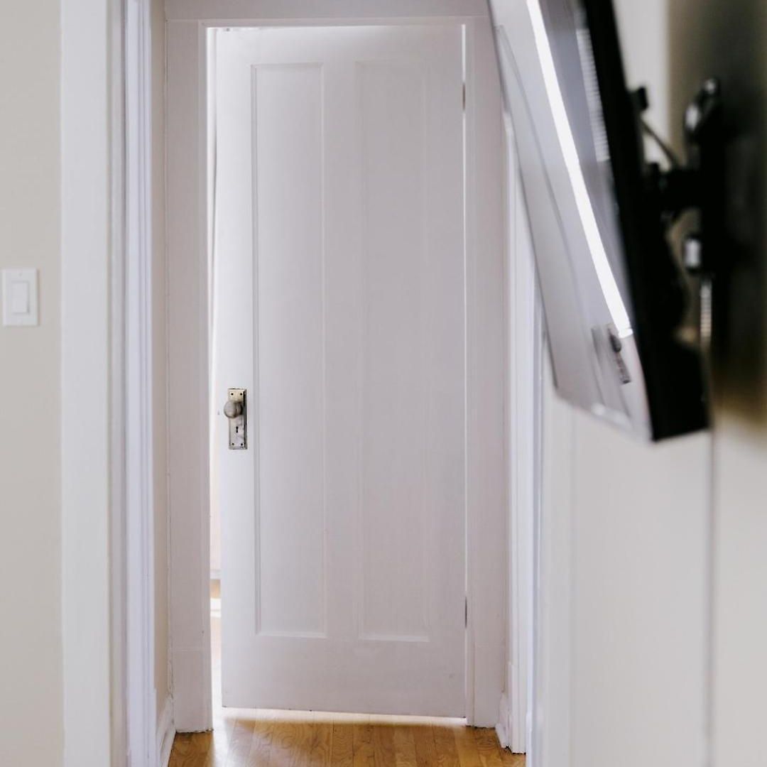 Apartment Sleeps 7 • Huge Projector • Designated Workspace *
