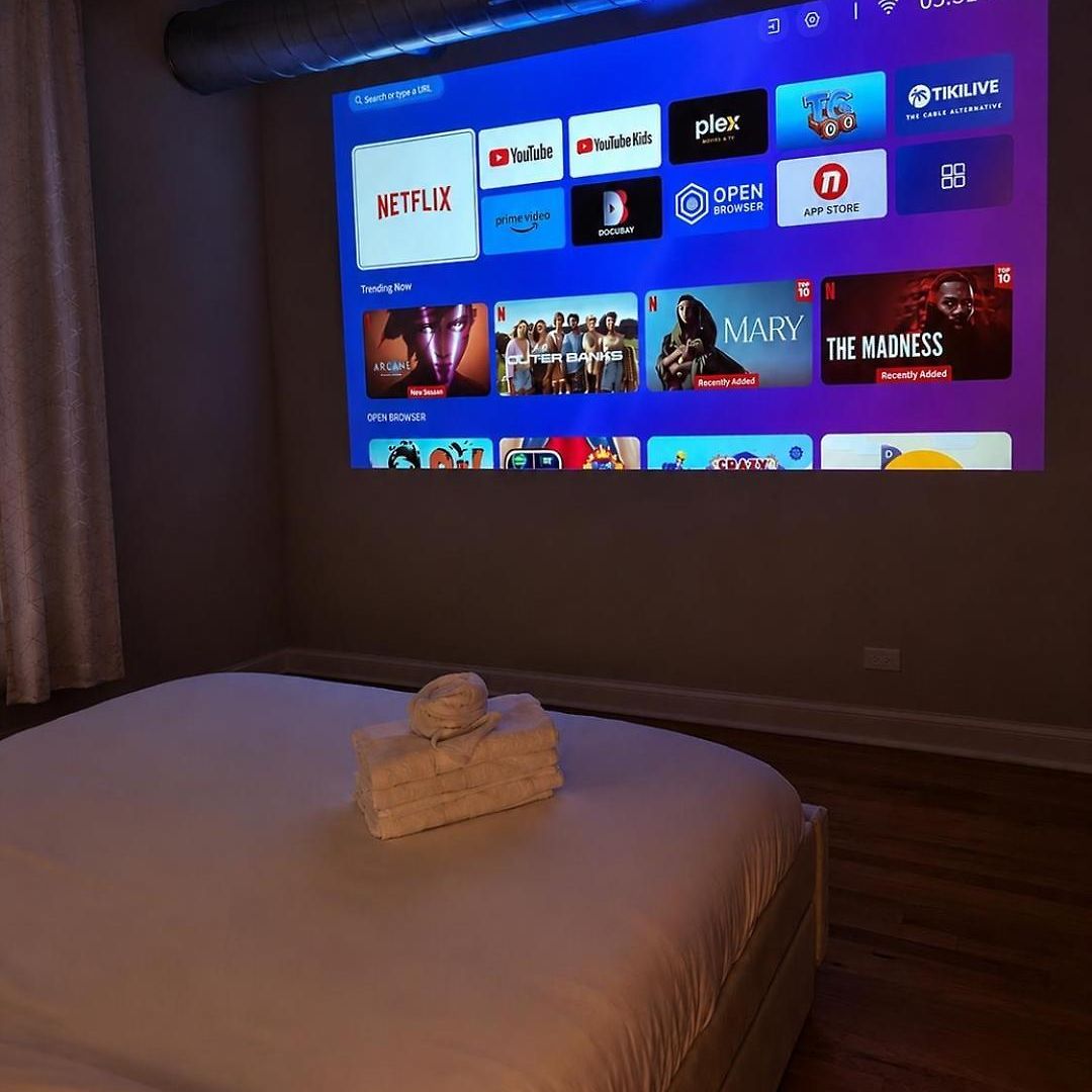 Apartment Sleeps 7 • Huge Projector • Designated Workspace Chicago