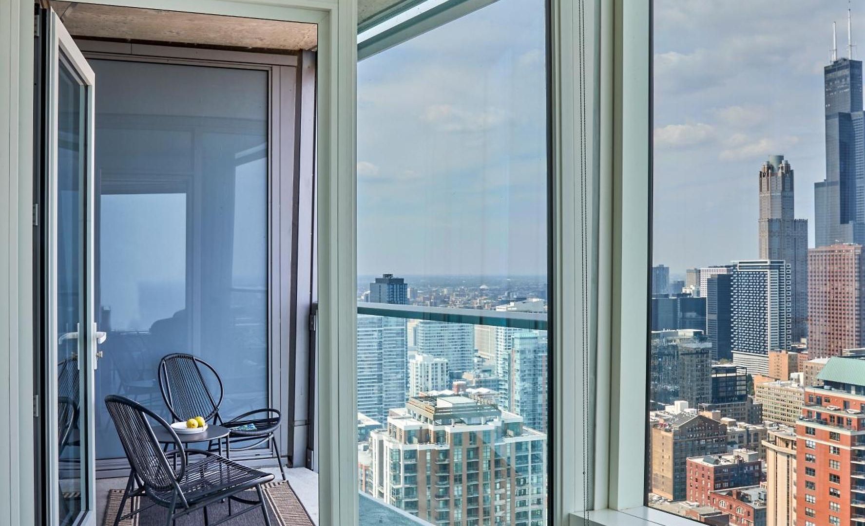 Lux Apts With Views And Amenities Chicago