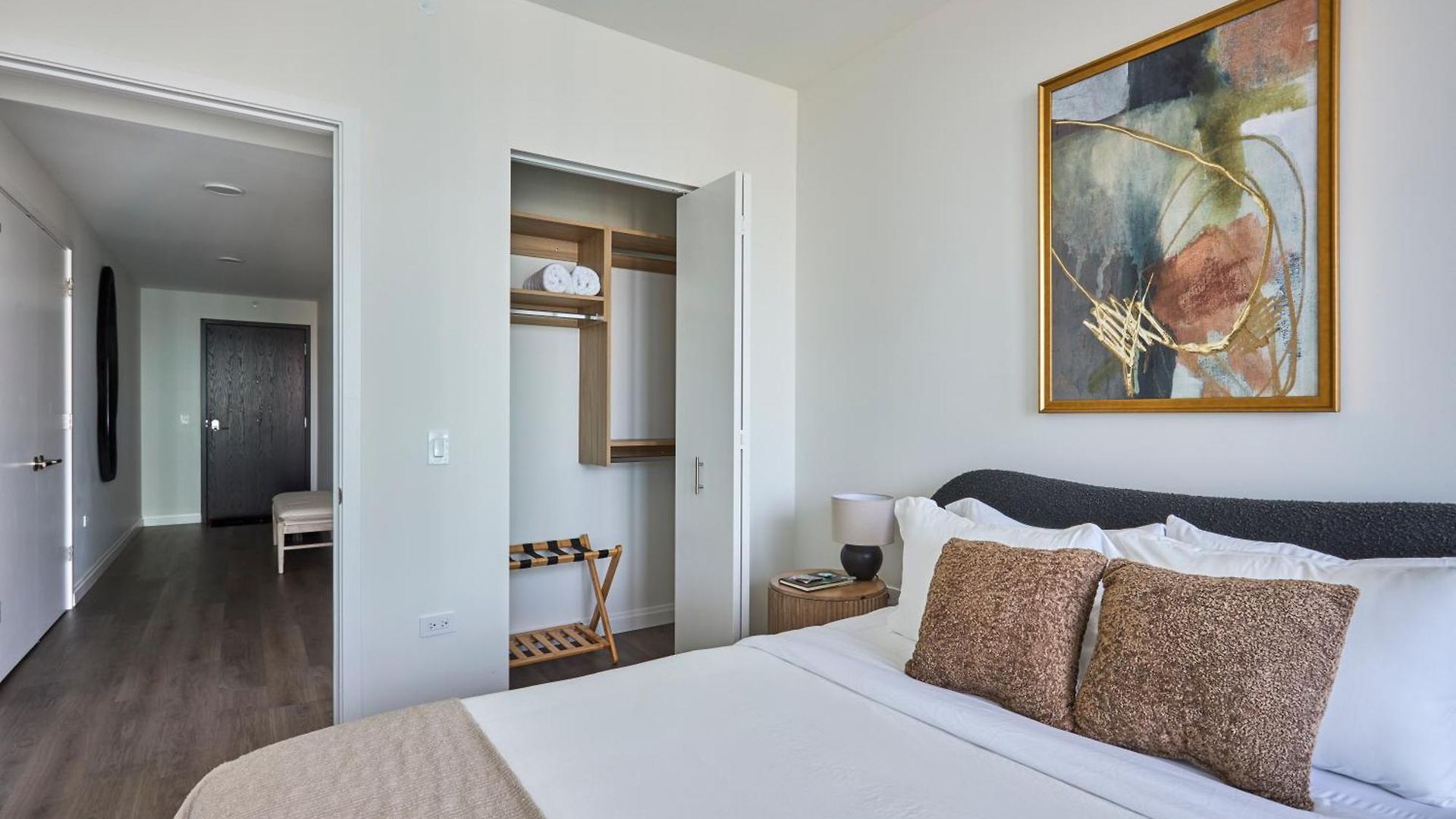 Apartment Lux Apts With Views And Amenities