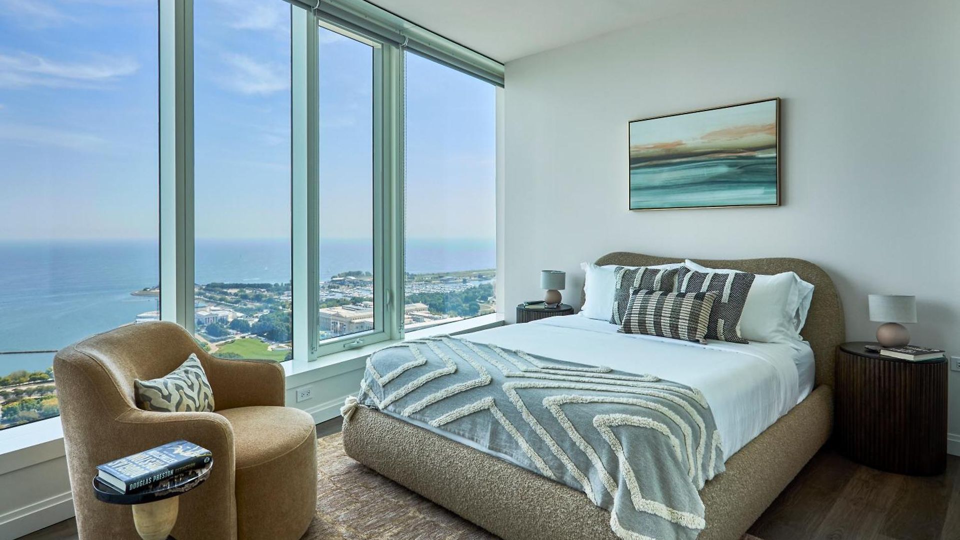 Lux Apts With Views And Amenities