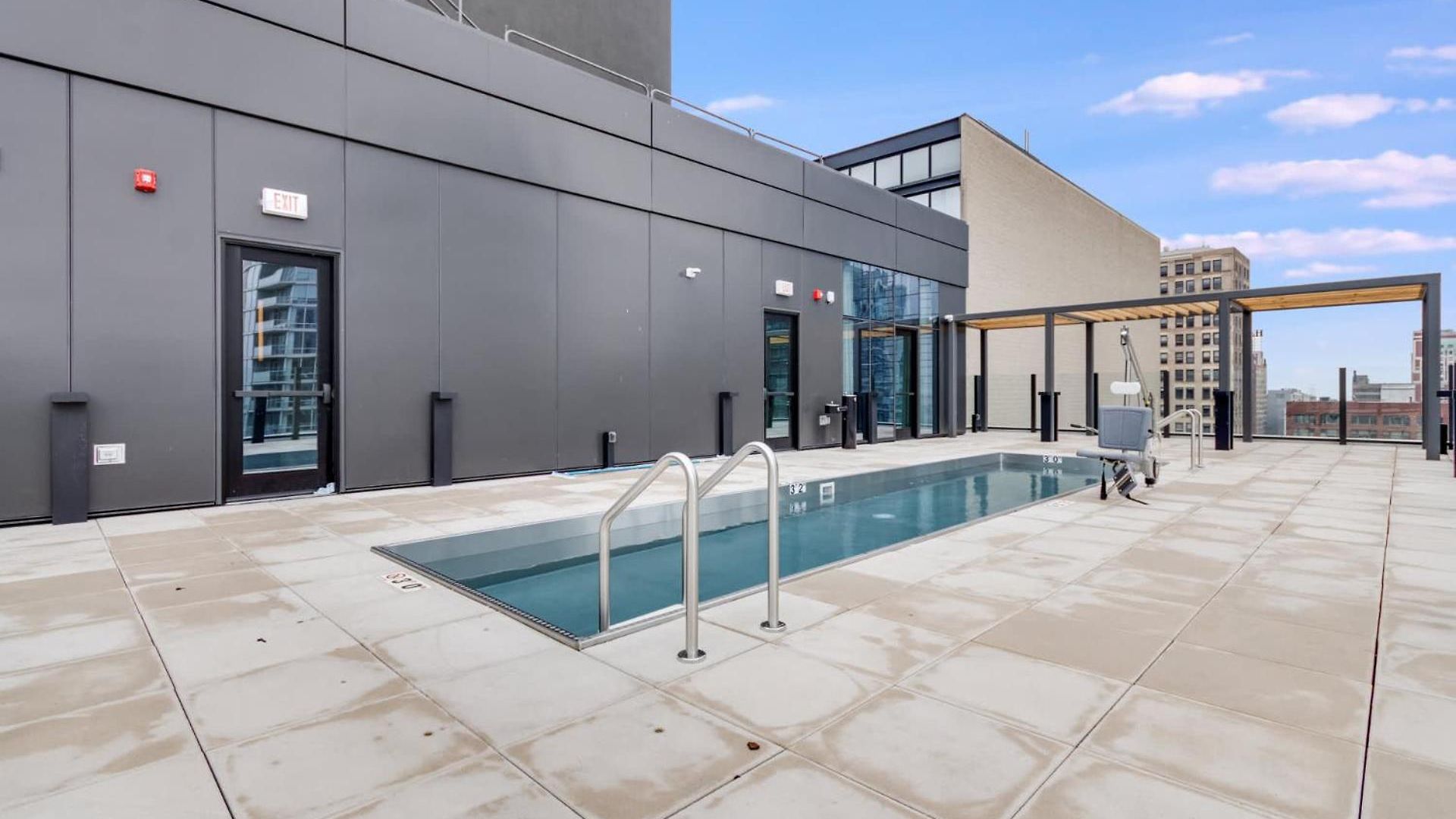 South Loop Rooftop With In & Out Parking 1 Apartment