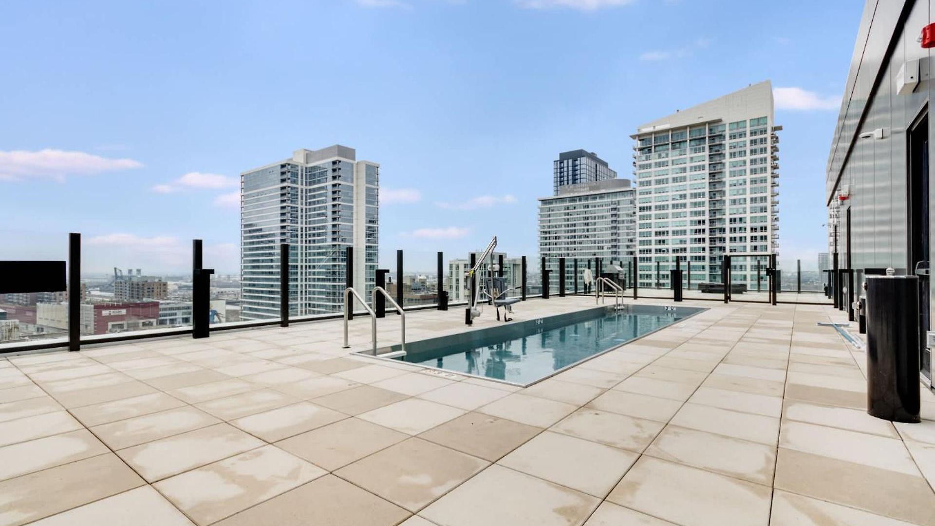 Apartment South Loop Rooftop With In & Out Parking 1