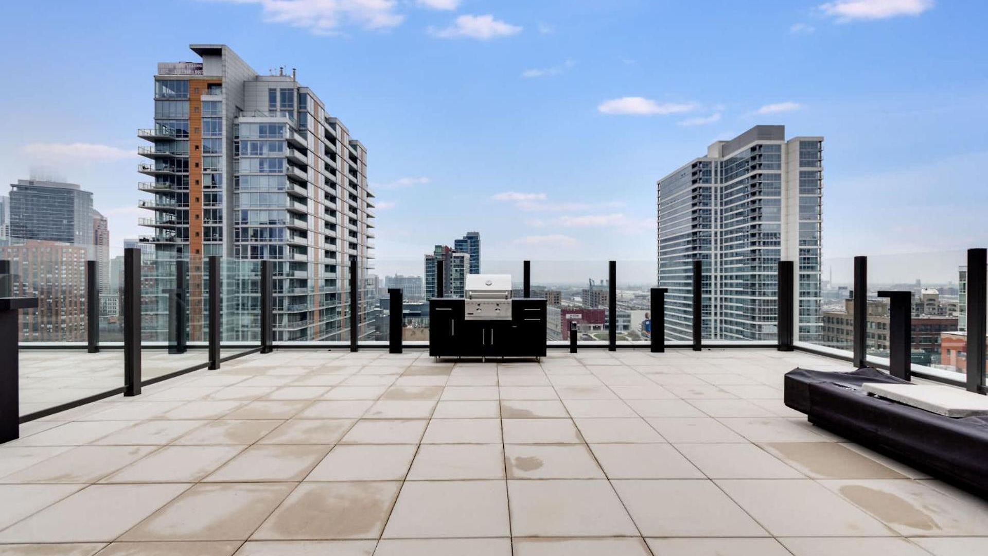 South Loop Rooftop With In & Out Parking 1 * Chicago