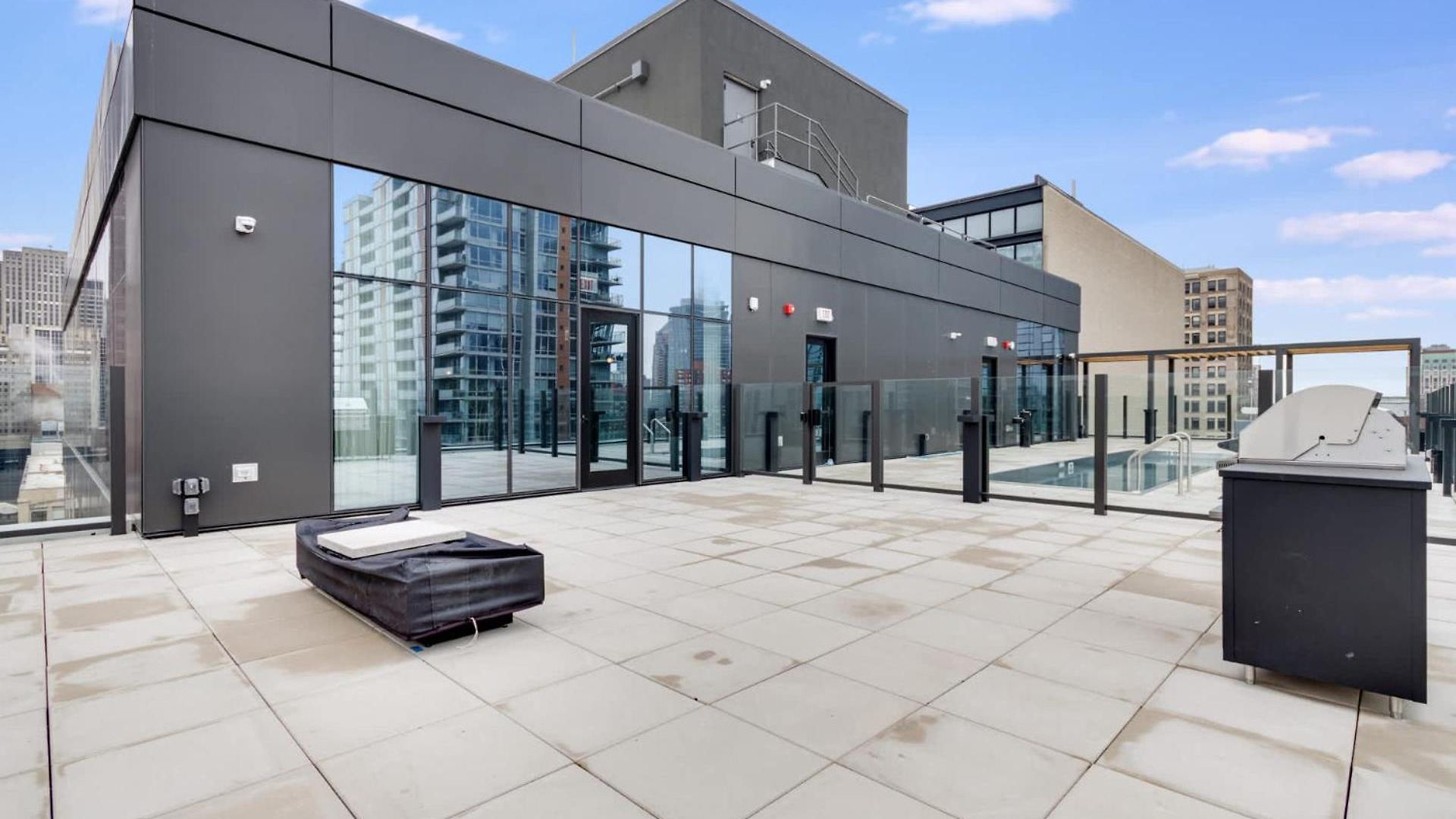 South Loop Rooftop With In & Out Parking 1 * Chicago